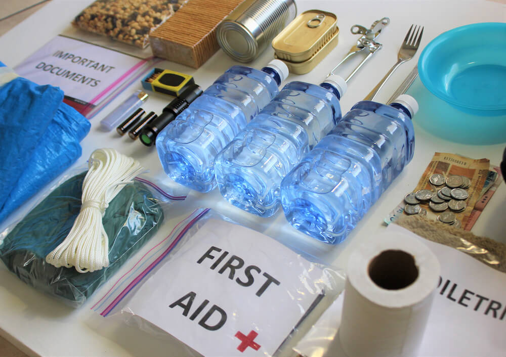写真：防災キット。緊急時に家庭で必要となる基本的なアイテムを集めたもの。このサバイバルキットには、救急用品、食べ物、水、懐中電灯、電池が含まれている。