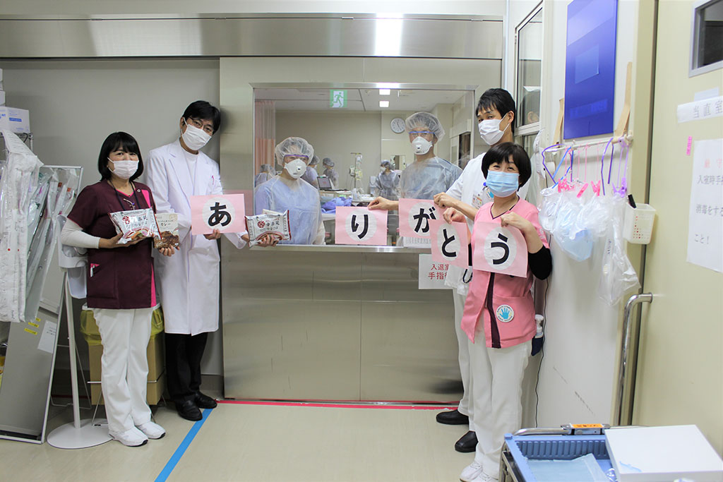 支援された病院のスタッフが「ありがとう」の文字を持ち感謝を伝えてる写真