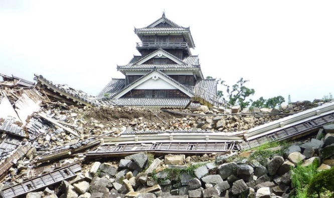 熊本地震で倒壊した熊本城の写真