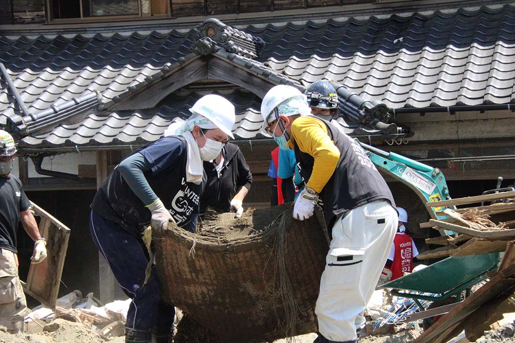 支援スタッフが家財道具を民家から取り出す様子