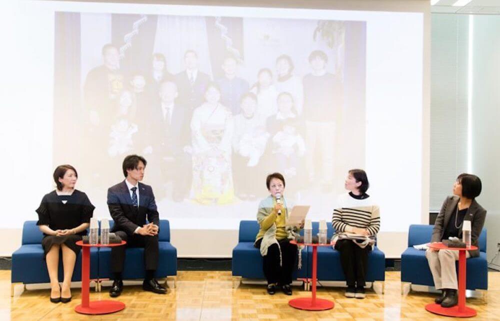 写真：養子の日イベントの中で行われた、養親、養子など当事者によるトークプログラムの様子