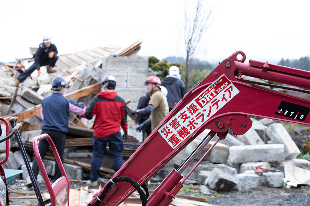 写真：福島県南相馬市の被災地でがれきの除去を行う災害ボランティアの様子