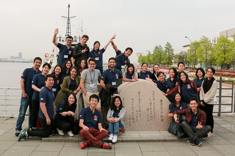 写真：日系スカラーシップ奨学生集合写真（日系人よりも支援を受けた、ララ物資到着の地の記念碑の前で）