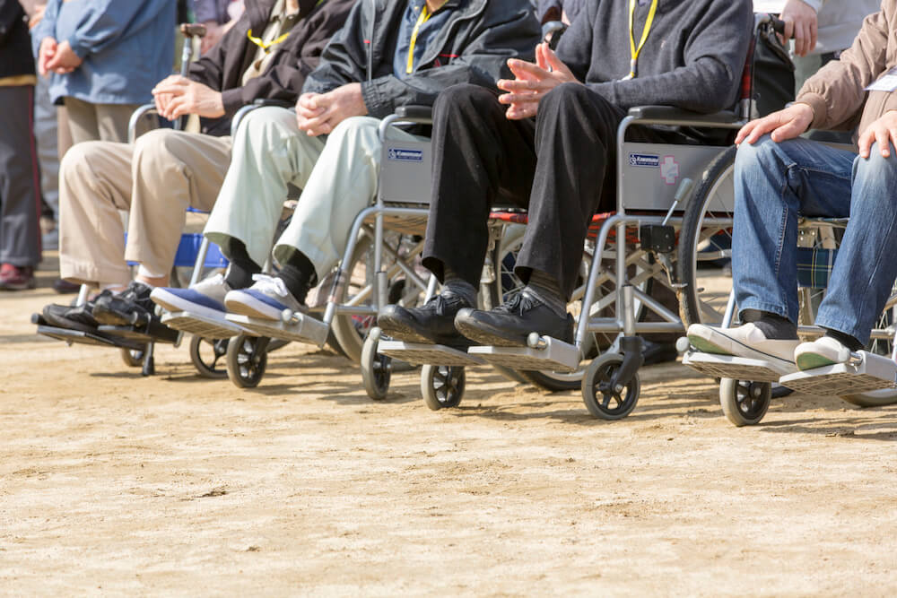 写真：車いすでの防災訓練を体験する参加者