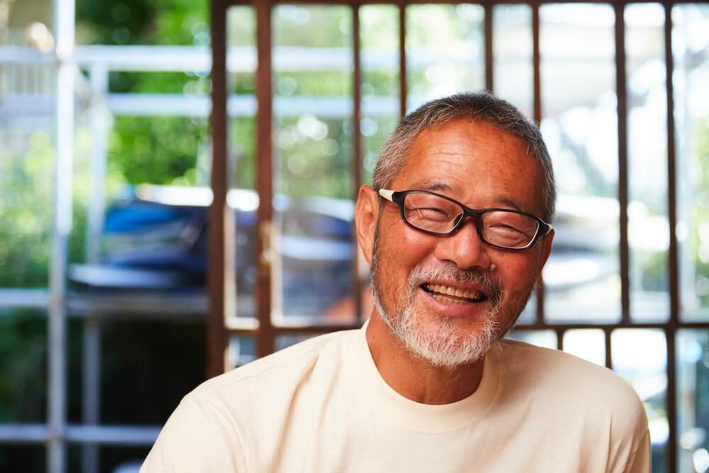 写真:優しい笑顔で取材に答える海野さん