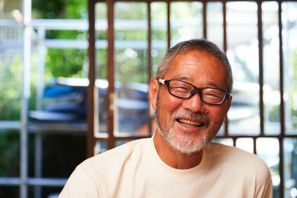 写真：優しい笑顔で取材に答える海野さん