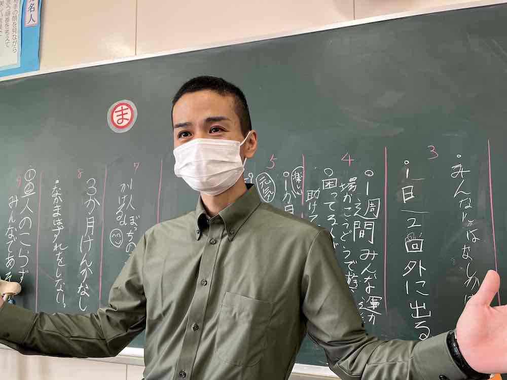 写真：黒板を背景に授業を行う松下さん