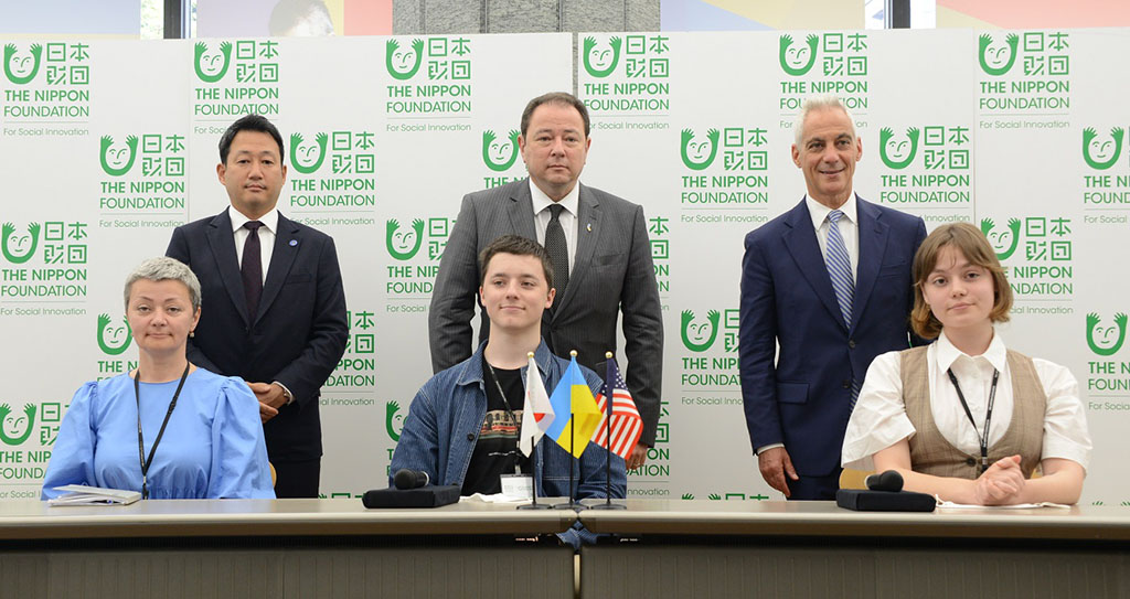 Group photo of press conference participants: (Front row, left to right) Oksana Bila, Mark Yelenets, Rimma Yelenets-Memor; (Back row, left to right) The Nippon Foundation Executive Director Jumpei Sasakawa, Ukrainian Ambassador to Japan Sergiy Korsunsky, U.S. Ambassador to Japan Rahm Emanuel