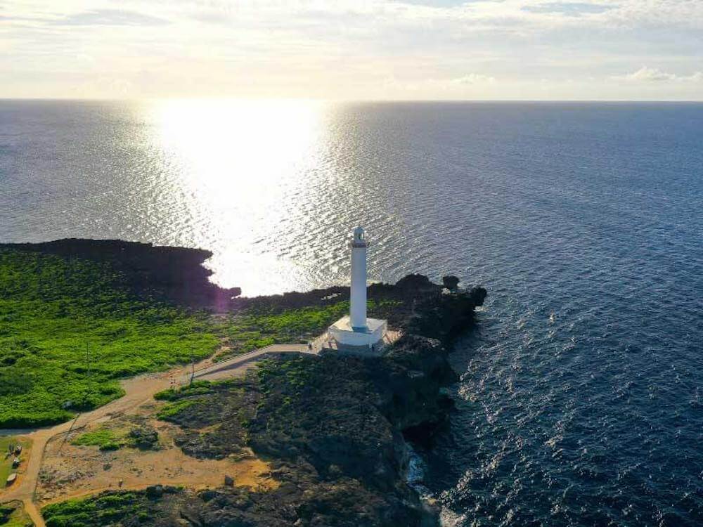 写真：眼前に海が広がる岬の先端に建つ灯台