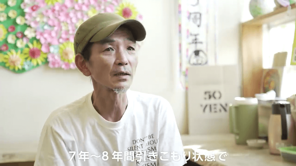 写真:取材に応えるヒデさん