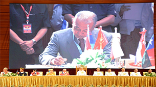 停戦合意署名式にて、会長笹川がミャンマー国民和解日本政府代表として署名