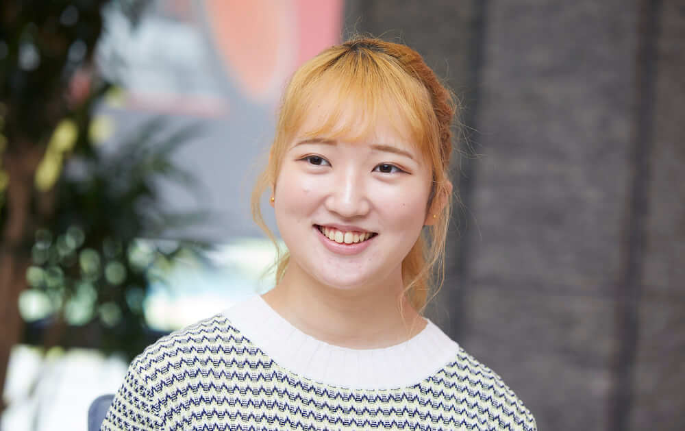 写真:取材に応じる齋藤さん