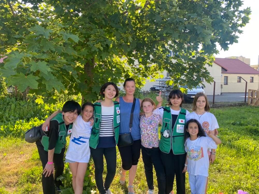 写真：ウクライナ人家族と五来さんを含む学生ボランティアの記念写真