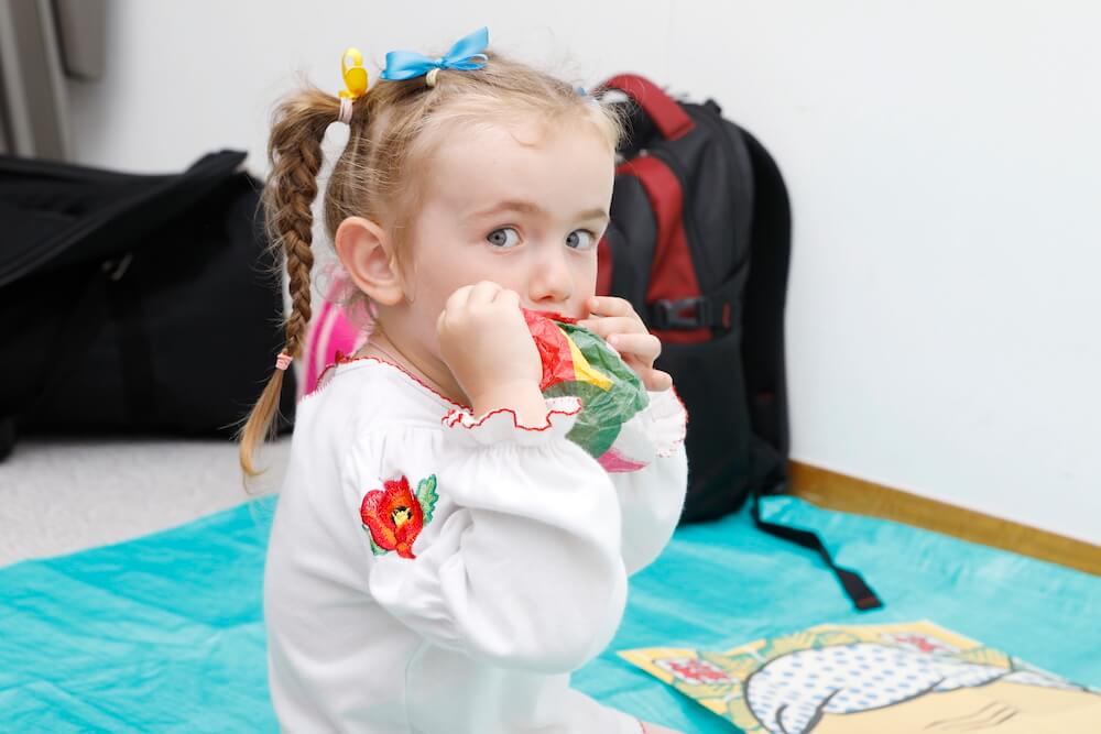 写真:紙風船をふくらませるナタリアさんの次女