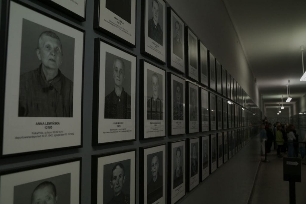 写真:収容された人々の写真
