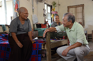 ミャンマーにあるハンセン病療養所で回復者と話をする会長笹川