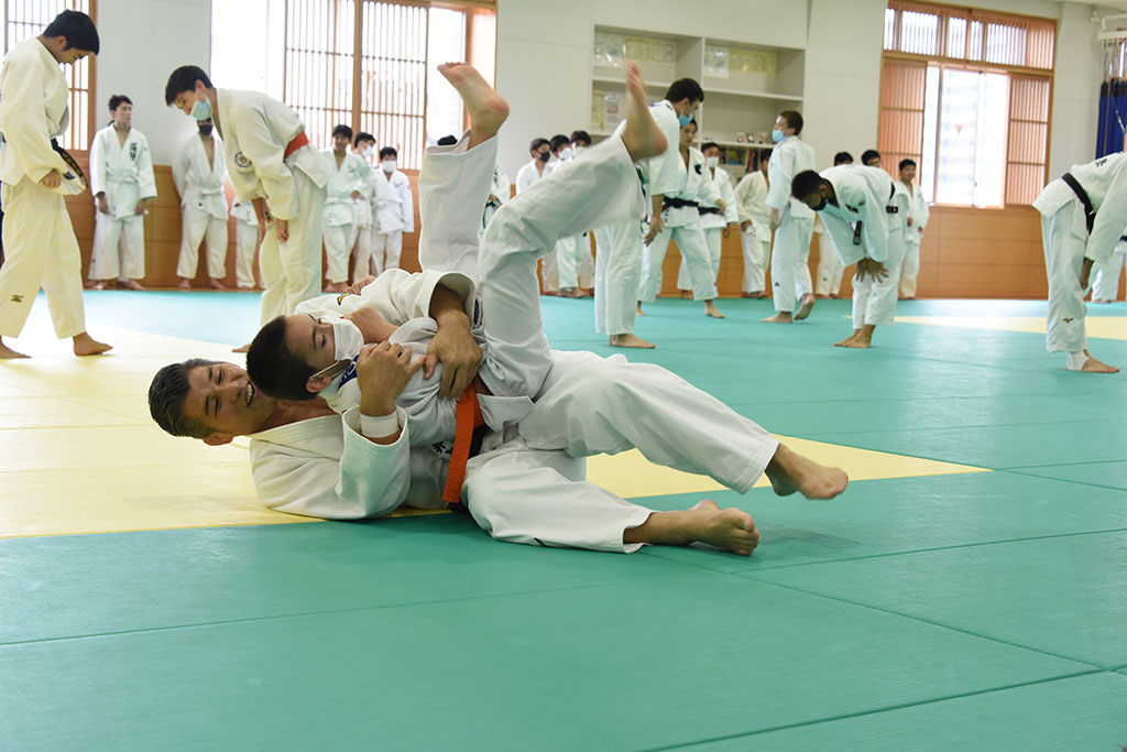 Photo of Kosei Inoue doing randori freestyle training with a member of the Ukrainian youth judo team