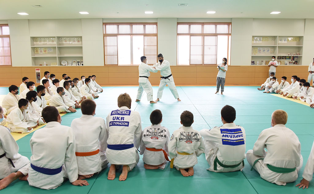 Photo of Kosei Inoue instructing members of the Odesa youth judo club in the core technique o-uchi-gari
