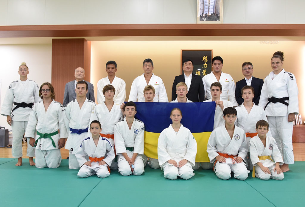Group photo with 12 members of the Odesa judo club