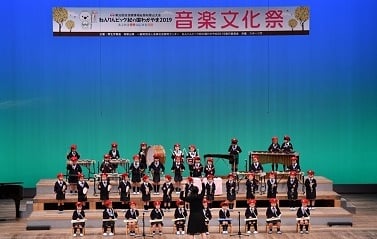 写真：楽器を演奏する学生たち