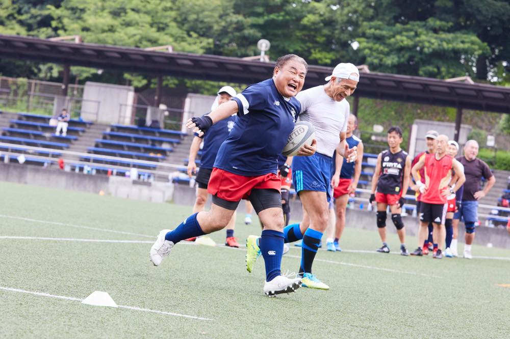 チームで練習中の様子。巴さんがボールを抱えて走っている