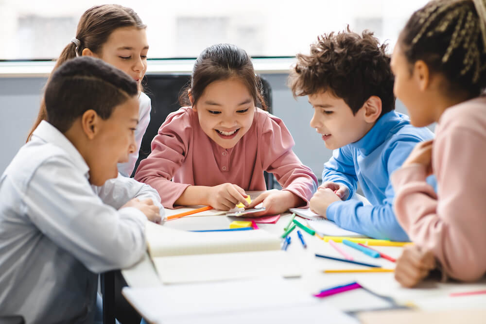 写真：一緒に学びを楽しむ外国ルーツの子どもたち