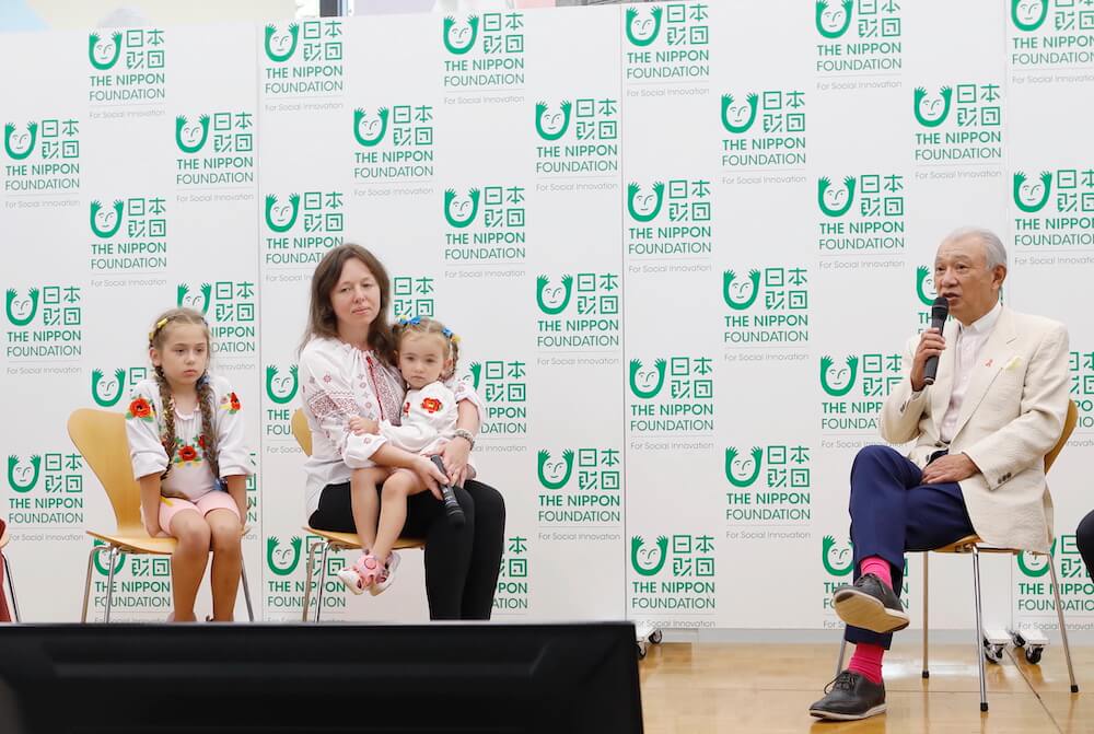 Photo of Ms. Muliavka and her daughters at a July 29 press conference at The Nippon Foundation with The Nippon Foundation Chairman Yohei Sasakawa