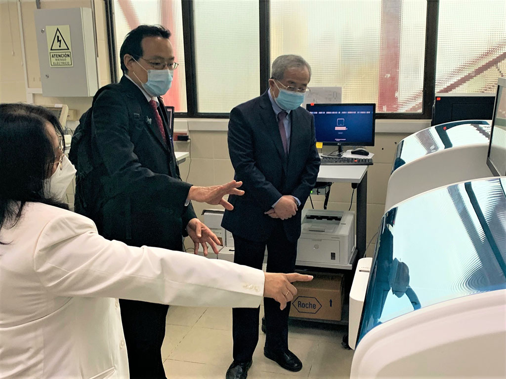 Photo of The Nippon Foundation President Takeju Ogata receiving an explanation of the hospital’s medical equipment