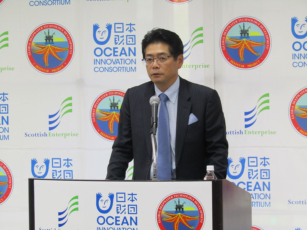 Photo of Mitsuyuki Unno speaking at the seminar