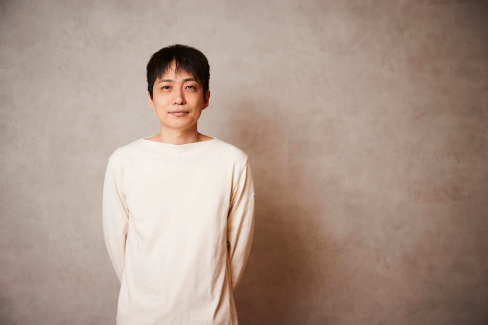 写真:カメラに向けて笑顔を向ける白井さん