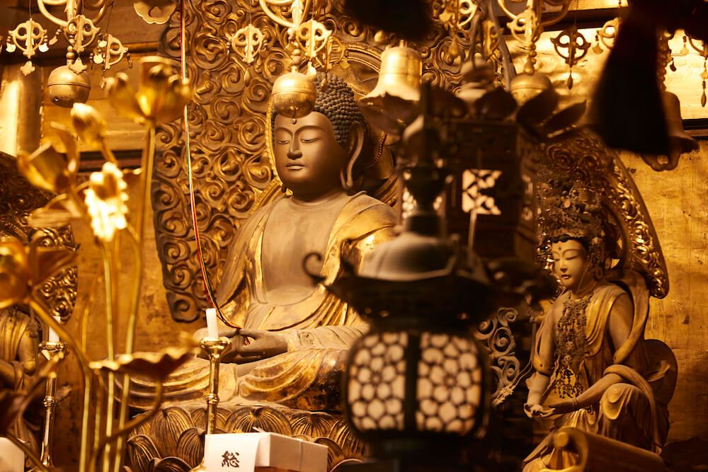 写真：安養寺の本堂に鎮座する仏像