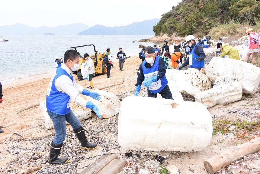 Photo of plastic debris being collected on Nagaura Beach