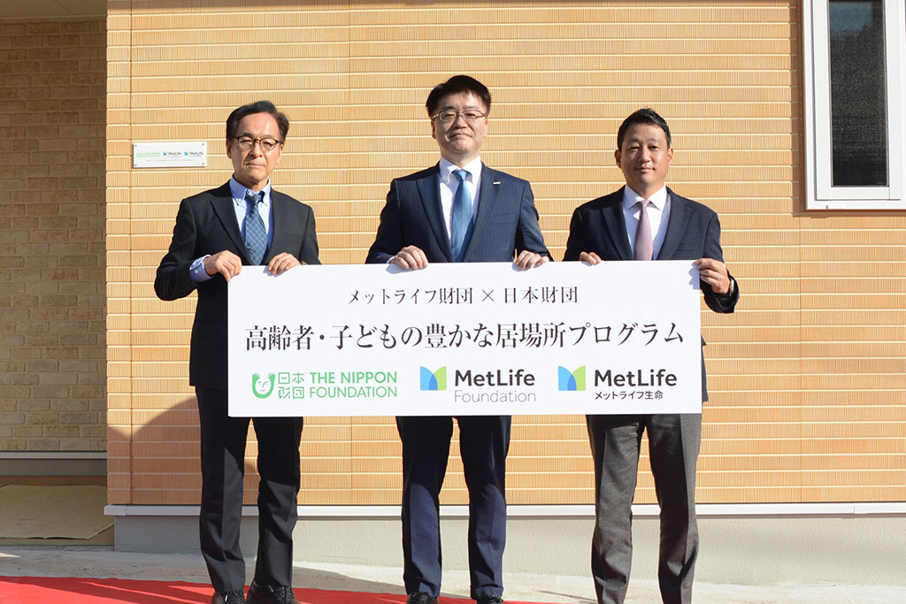 Photo of Notohiko Sekido, Director, Rakuda; Kohei Kai, Executive Officer, MetLife Insurance K.K.; and Jumpei Sasakawa, Executive Director, The Nippon Foundation, at the opening ceremony