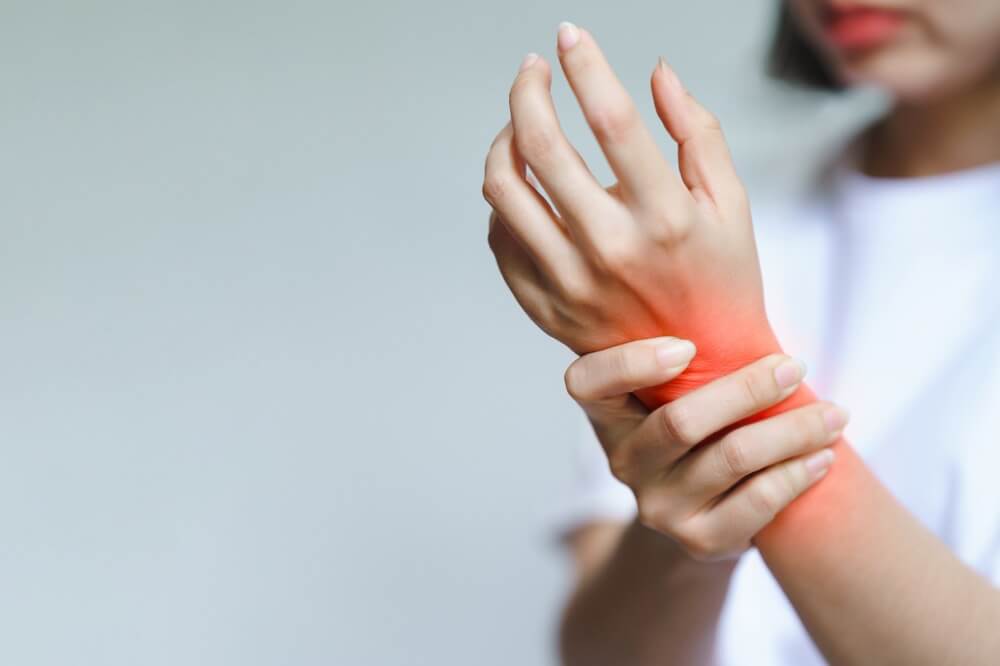 画像：手首を痛めている女性（イメージ）