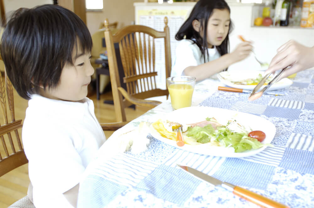 写真：こども食堂で一緒にごはんを食べる子どもたち