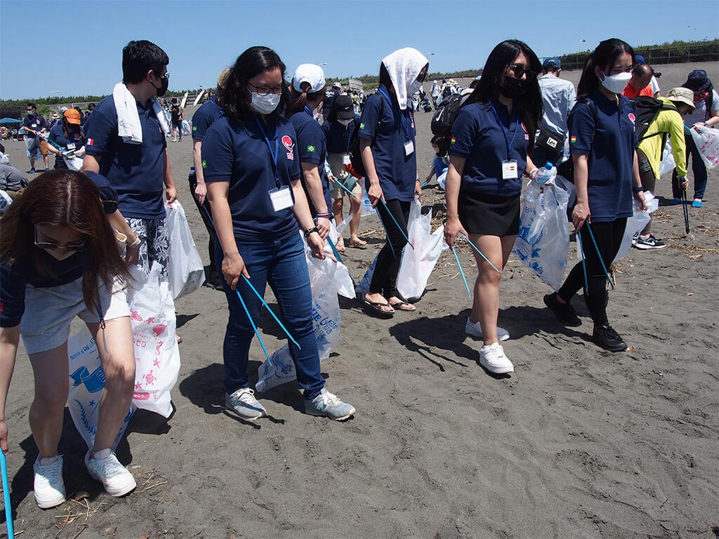 Photo of scholars picking up trash at Tsujido Beach