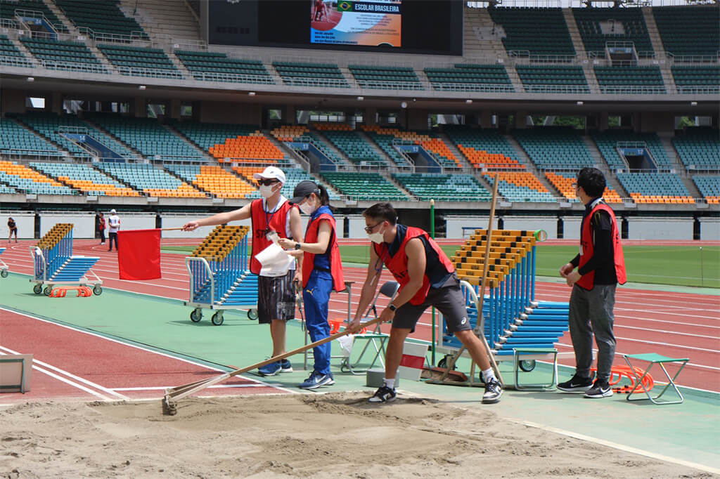 Photo of scholars volunteering at a track and field event