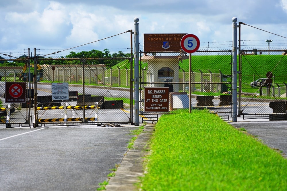 画像（イメージ）：沖縄にある嘉手納基地の入口