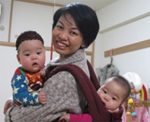 写真:幼い双子を抱く増島さん