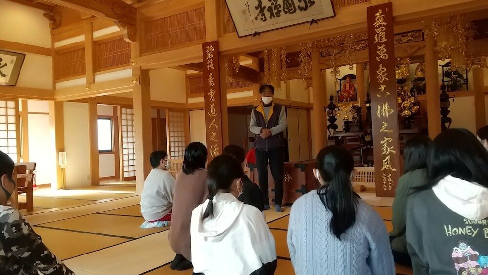 写真：お寺の本堂で子どもたちに話をする仙波さん