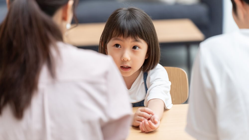 イメージ写真:親に話をする子ども