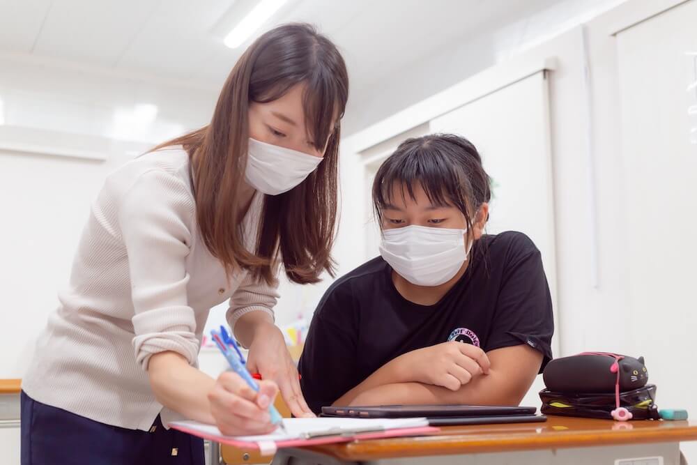 写真：YSCグローバル・スクールの教室で日本人講師から授業を受ける外国ルーツの子ども