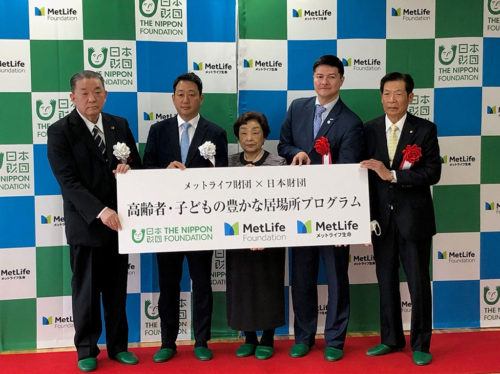 Photo of Unzen Mayor Hidesaburo Kanazawa, The Nippon Foundation Executive Director Jumpei Sasakawa, Single Parent Support Association Nagasaki President Teruko Fukuchi, Metlife Japan Executive Officer and Head of Corporate Affairs Paul Miles, and Unzen City Assembly Chairperson Fumiaki Matsuo at the opening ceremony