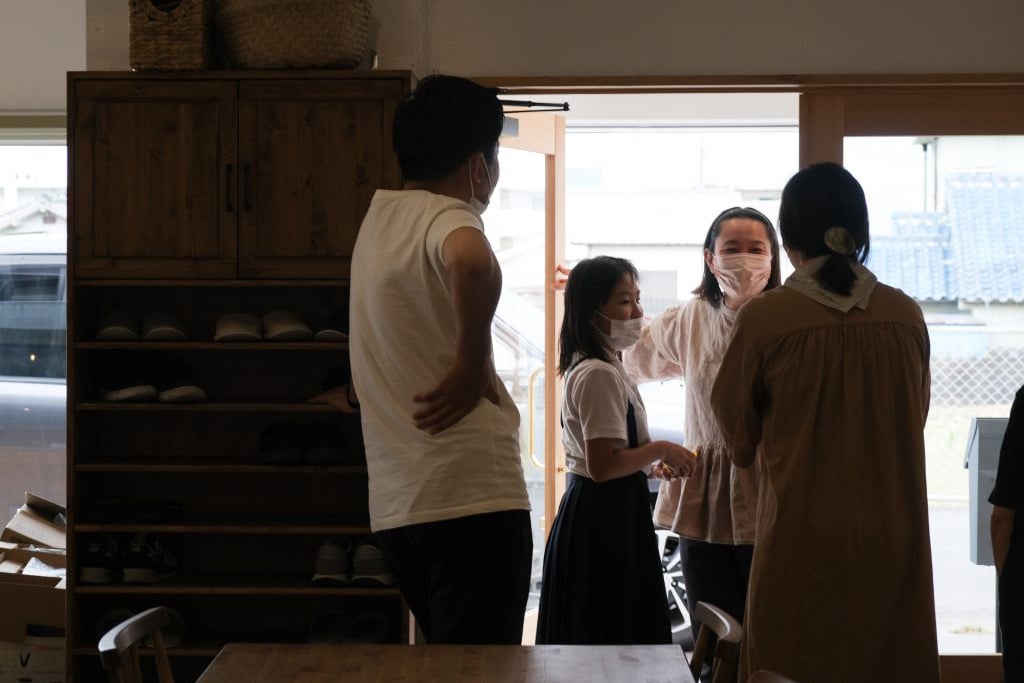 写真:スタッフと会話する子どもと保護者