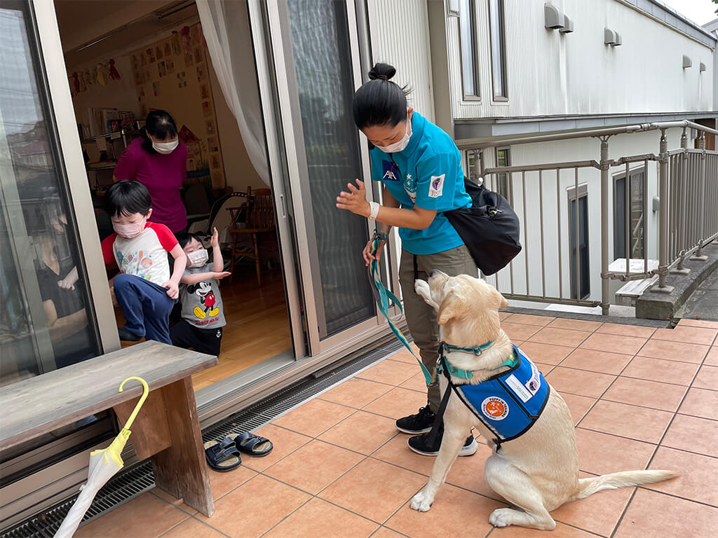 Photo of Nick saying goodbye after visiting a residential facility for families of seriously ill children