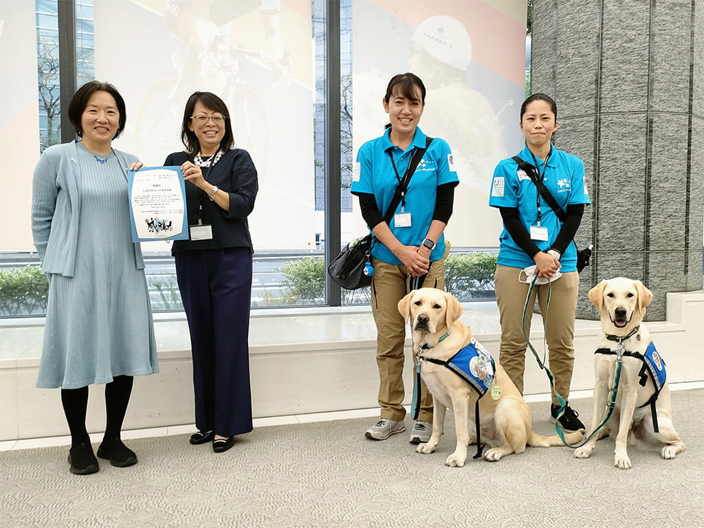 Photo of Masa and Nick and their handlers at The Nippon Foundation’s head office