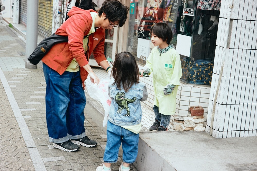 街でごみを拾うスポGOMIに参加した親子の様子