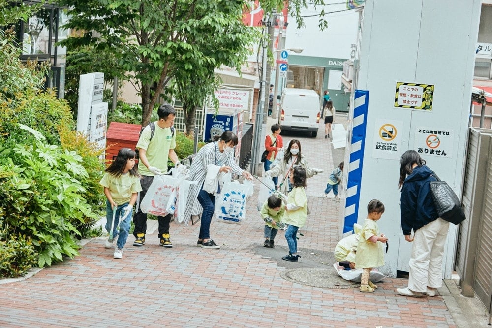 街でごみを拾うスポGOMIに参加した大勢の人たち