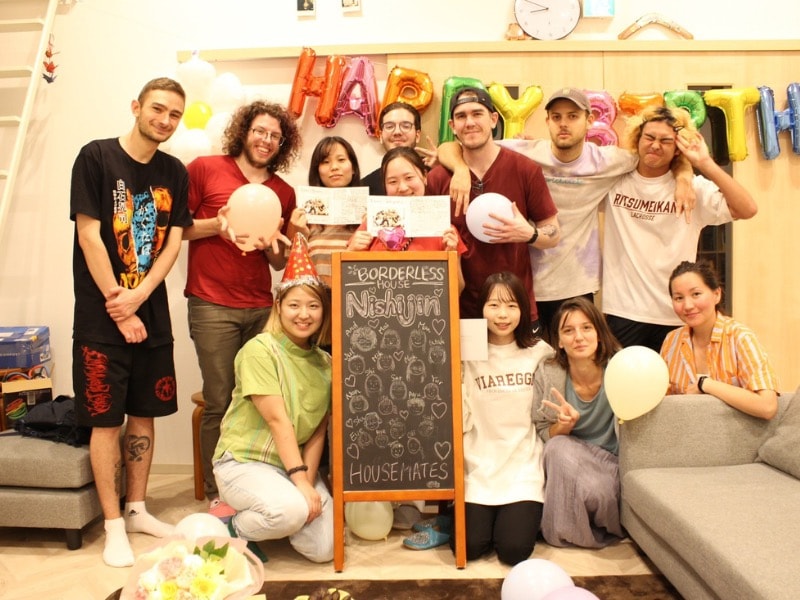 写真：日本人をふくむさまざまな外国人の入居者によるイベントでの記念写真