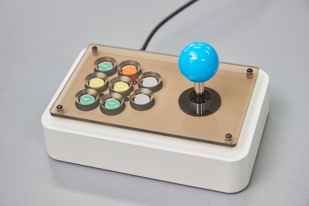 らくらくマウスⅢ ジョイスティック型:四角い筐体に8つのボタンと、レバーがついている